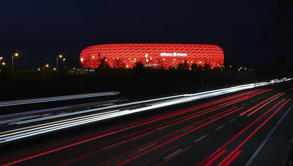 El estadio 'Allianz Arena' de Múnich iluminado en rojo