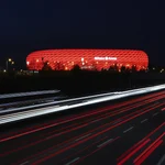El estadio Allianz Arena de Múnich iluminado en rojo