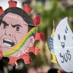 -FOTODELDIA- AME6903. CUIABÁ (BRASIL), 19/06/2021.- Opositores del presidente de Brasil, Jair Bolsonaro, participan en una protesta contra su Gobierno hoy, en Cuiabá (Brasil). La izquierda volvió a protestar este sábado en Brasil contra el presidente Jair Bolsonaro, líder de una negacionista ultraderecha, en momentos en los que el país roza los 500.000 muertos por covid-19. Equipados con máscaras, miles de personas salieron a las calles en diversas capitales del gigante suramericano, entre ellas Río de Janeiro, Recife y Brasilia, para exigir la salida del jefe de Estado por su gestión de la pandemia del coronavirus, la cual está siendo investigada por una comisión del Senado. EFE/ Raúl Martínez