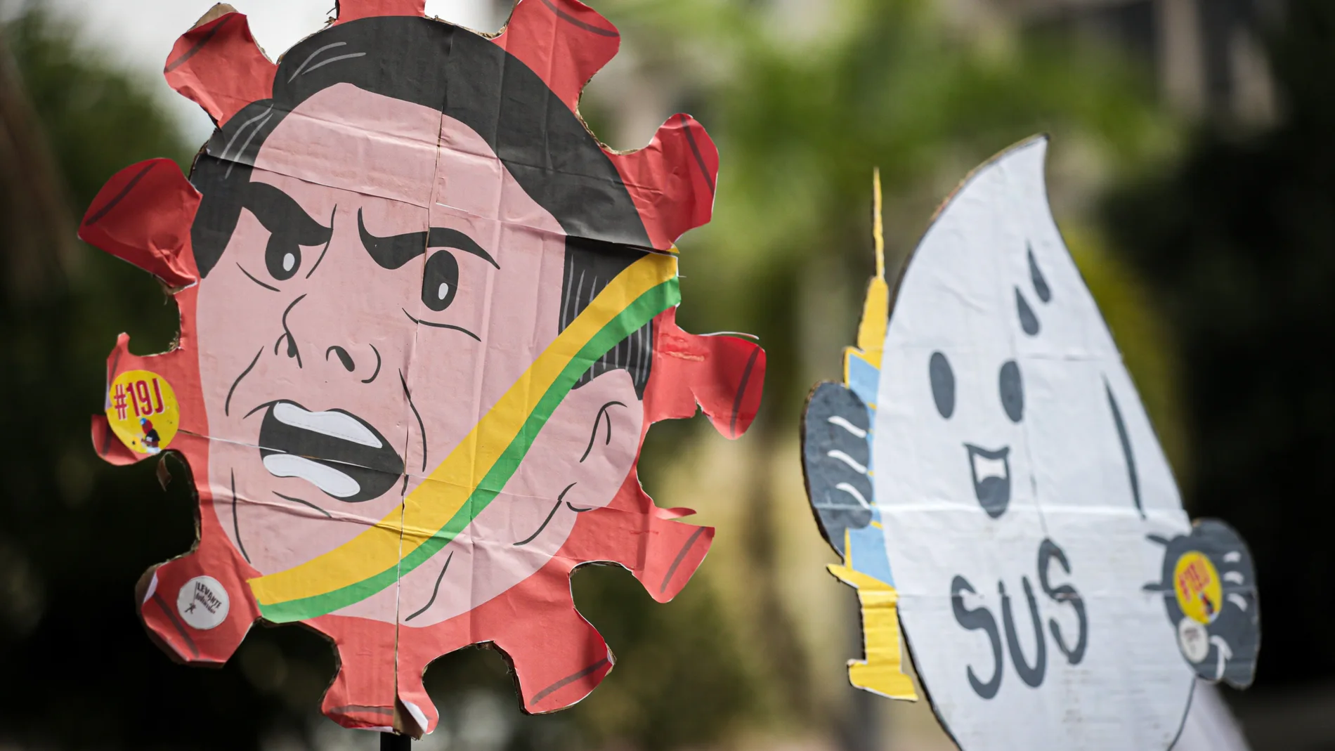 -FOTODELDIA- AME6903. CUIABÁ (BRASIL), 19/06/2021.- Opositores del presidente de Brasil, Jair Bolsonaro, participan en una protesta contra su Gobierno hoy, en Cuiabá (Brasil). La izquierda volvió a protestar este sábado en Brasil contra el presidente Jair Bolsonaro, líder de una negacionista ultraderecha, en momentos en los que el país roza los 500.000 muertos por covid-19. Equipados con máscaras, miles de personas salieron a las calles en diversas capitales del gigante suramericano, entre ellas Río de Janeiro, Recife y Brasilia, para exigir la salida del jefe de Estado por su gestión de la pandemia del coronavirus, la cual está siendo investigada por una comisión del Senado. EFE/ Raúl Martínez