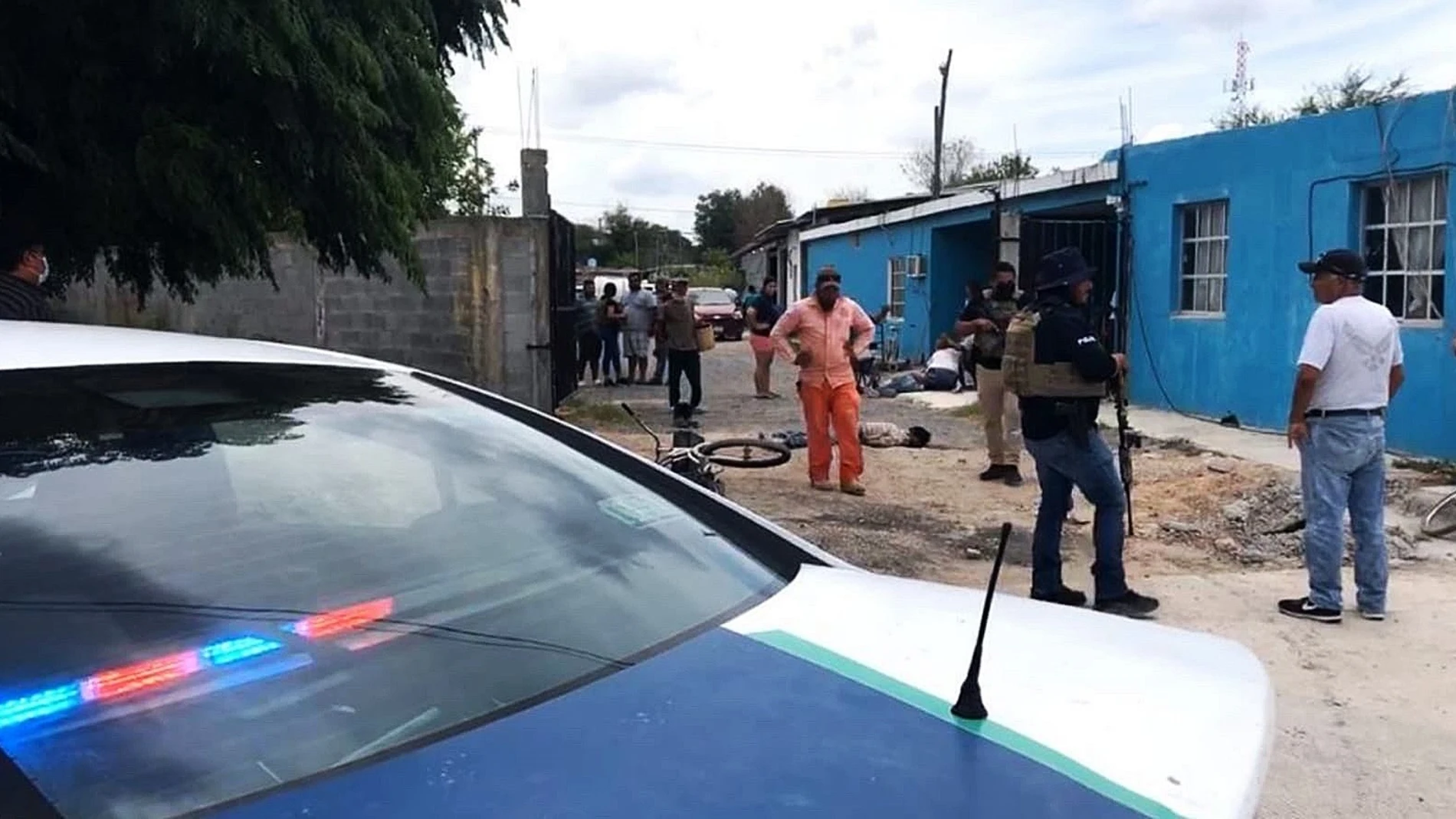 ATENCIÓN EDITORES: CONTENIDO GRÁFICO EXPLÍCITO - MEX5039. REYNOSA (MÉXICO), 19/06/2021.- Elementos de la policía estatal resguardan el área donde un comando armado asesinó a varias personas hoy, en la ciudad de Reynosa, estado de Tamaulipas (México). Al menos 15 personas murieron este sábado en diversos ataques violentos de grupos criminales en la ciudad mexicana de Reynosa, Tamaulipas, fronteriza con Texas, Estados Unidos. EFE/José Martínez