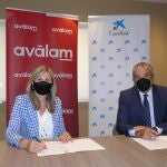 La directora de Territorial de CaixaBank en Murcia, Olga García; y el director general de Avàlam, Luis Martínez de Salas, firman el convenio