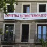 Òmnium despliega una pancarta ante el Liceu para pedir a Sánchez amnistía y autodeterminación