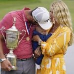 Jon Rahm, con el trofeo de campeón del US Open, su esposa Kelley Rahm y su hijo Kepa Cahill