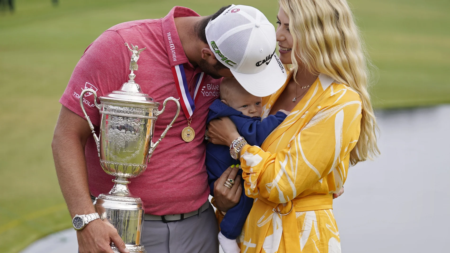 Jon Rahm, con el trofeo de campeón del US Open, su esposa Kelley Rahm y su hijo Kepa Cahill
