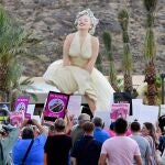 Manifestantes reunidos alrededor de la escultura "Forever Marilyn" en Palm Springs, California