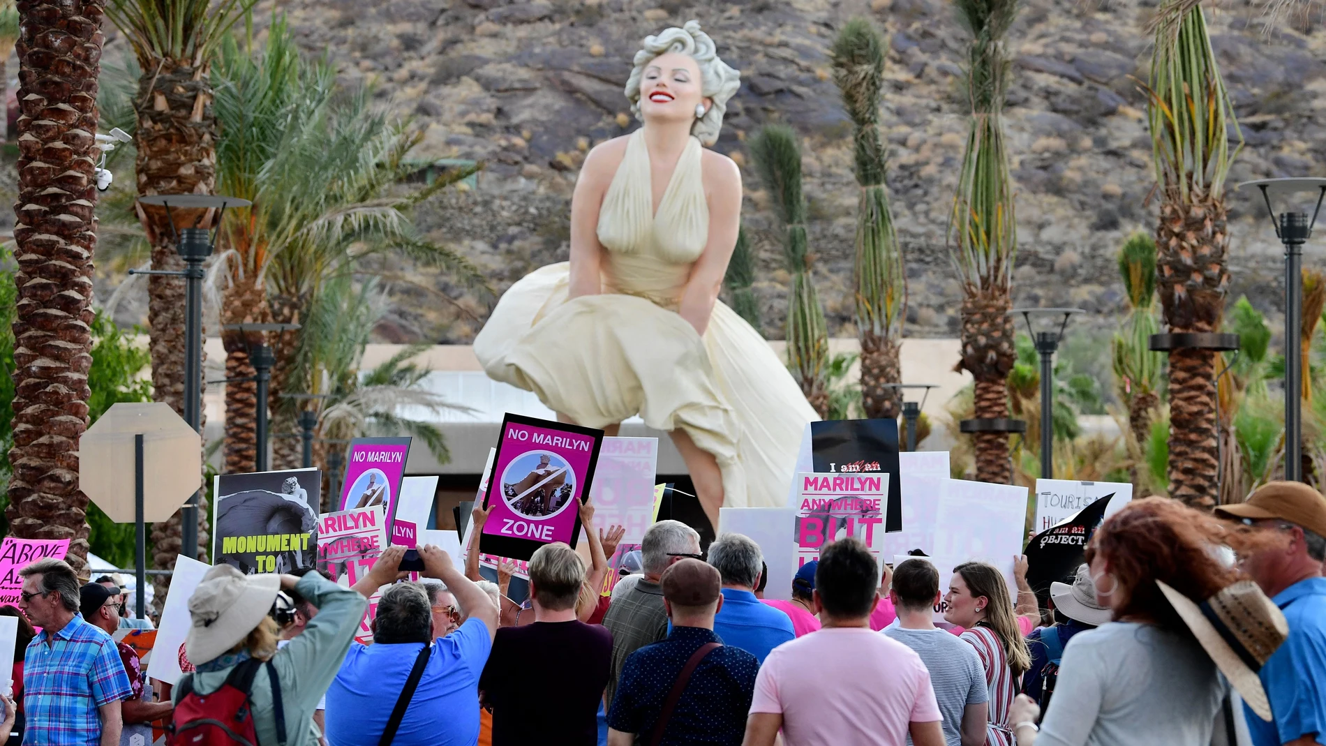 Manifestantes reunidos alrededor de la escultura "Forever Marilyn" en Palm Springs, California