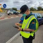 Un guardia civil durante un control