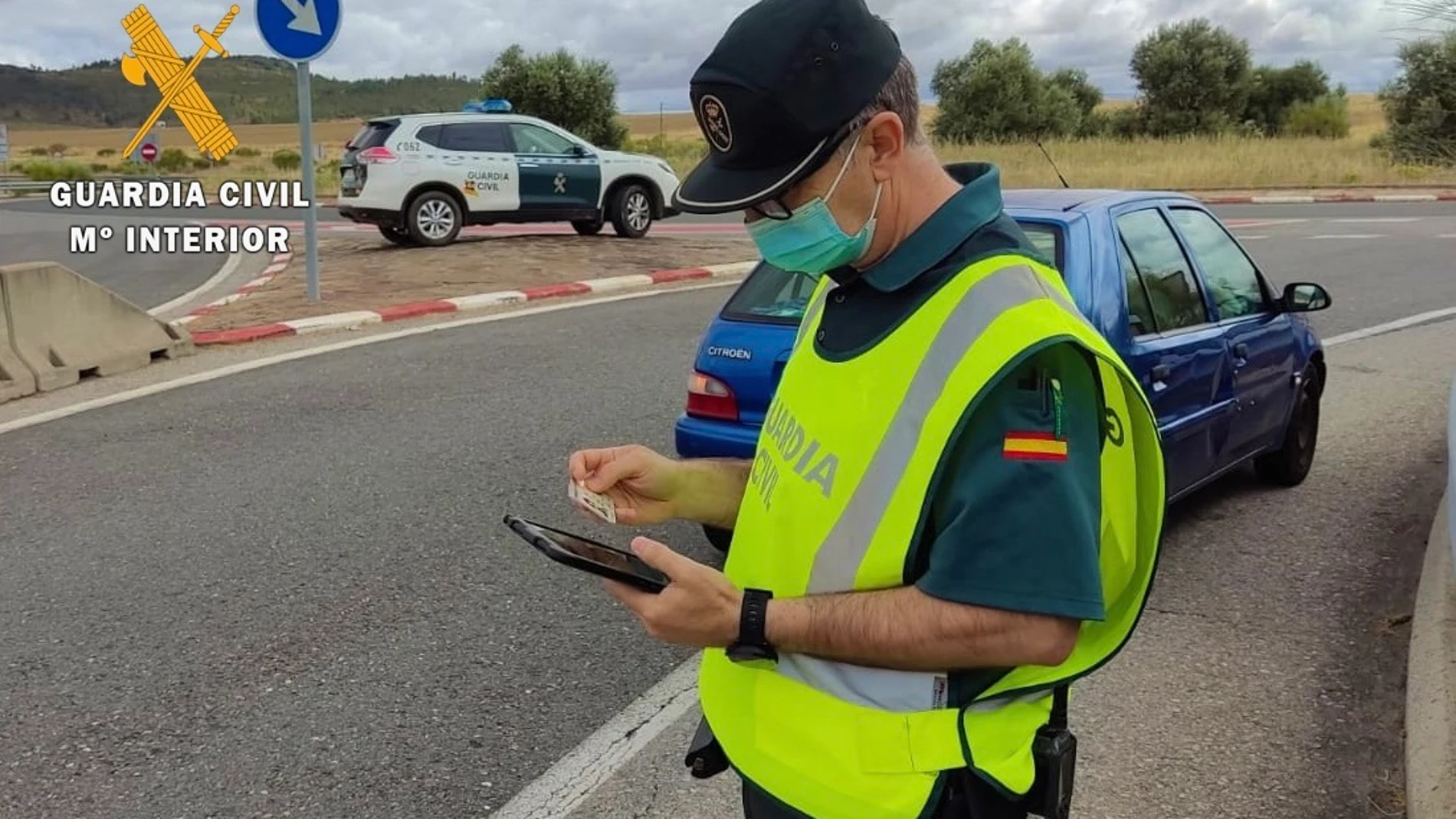 Un guardia civil durante un control