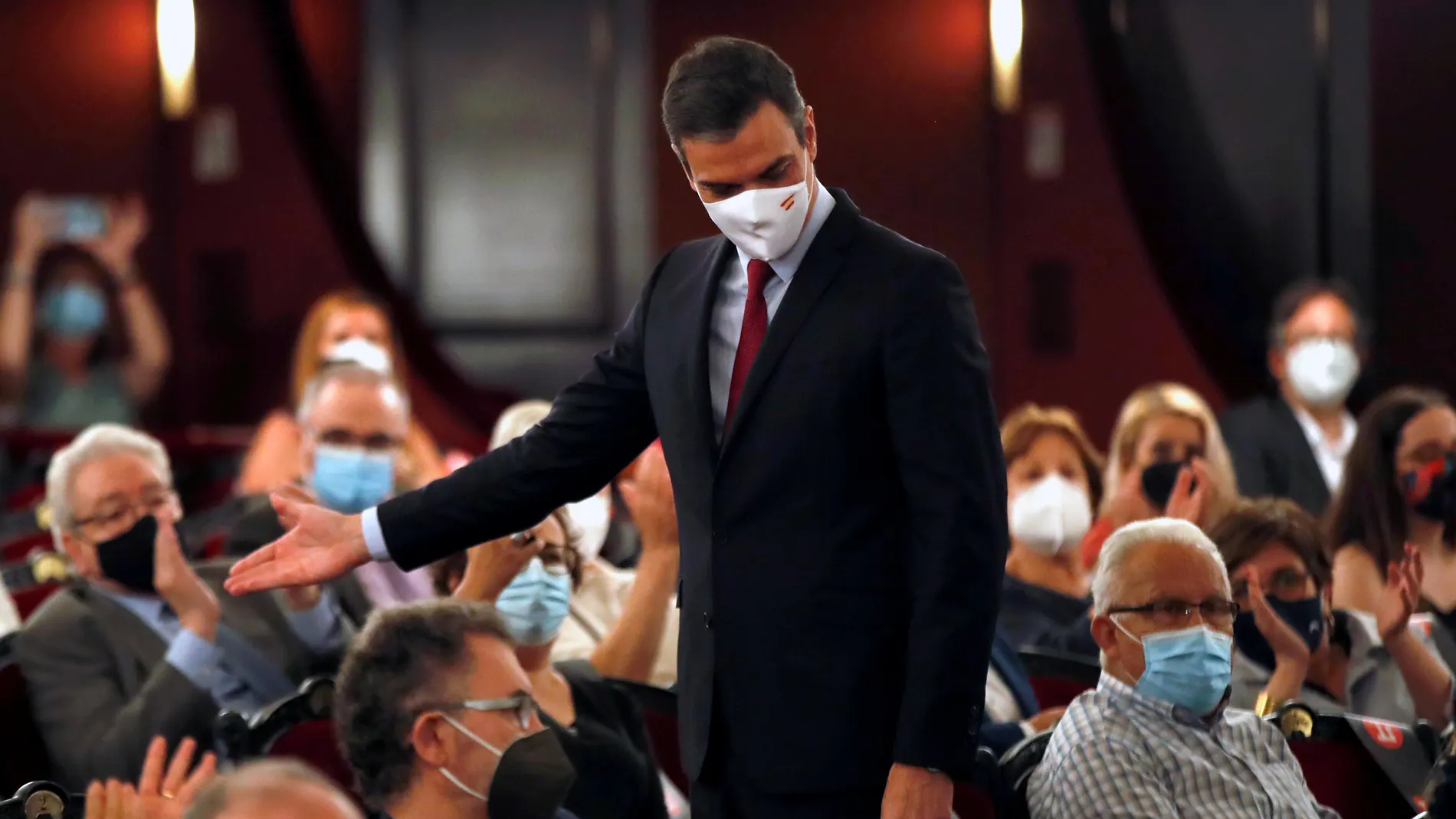 El presidente del Gobierno, Pedro Sánchez, a su salida del Teatre del Liceu de Barcelona, ayer