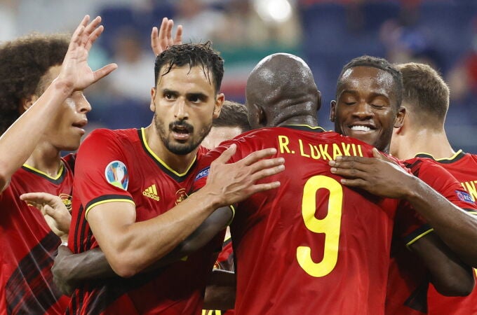 Los jugadores de Bélgica celebran el gol de Lukaku, que sentenciaba a Finlandia