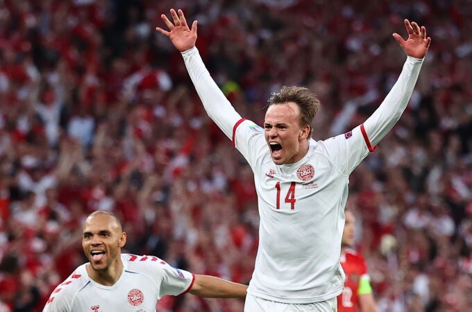Mikkel Damsgaard celebra su gol a Rusia.