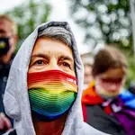 Activistas asisten a una marcha para protestar contra la ley aprobada por el Parlamento húngaro que, entre otros aspectos, prohíbe hablar sobre homosexualidad en los programas escolares
