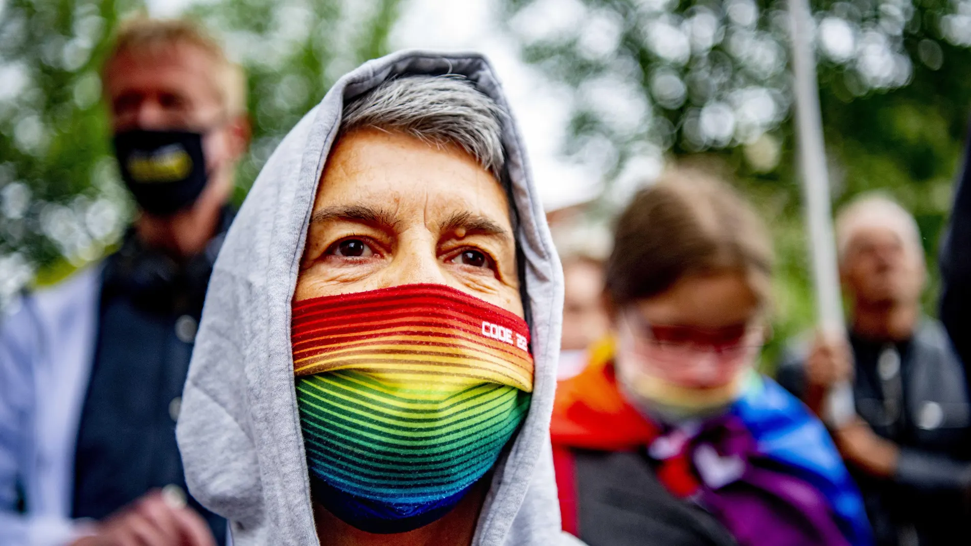 Activistas asisten a una marcha para protestar contra la ley aprobada por el Parlamento húngaro que, entre otros aspectos, prohíbe hablar sobre homosexualidad en los programas escolares