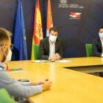 Imagen de la reunión de Tudanca con los jóvenes investigadores universitarios que piden la prórroga de los contratos