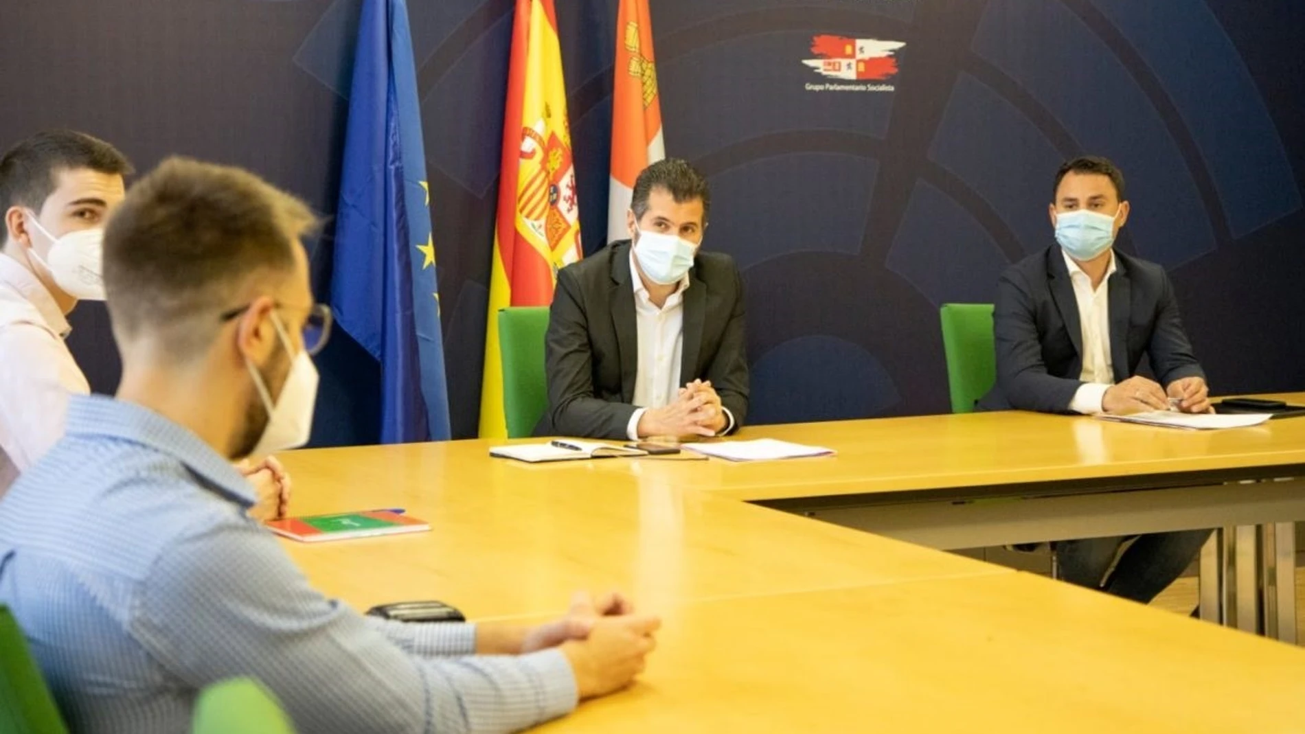 Imagen de la reunión de Tudanca con los jóvenes investigadores universitarios que piden la prórroga de los contratos