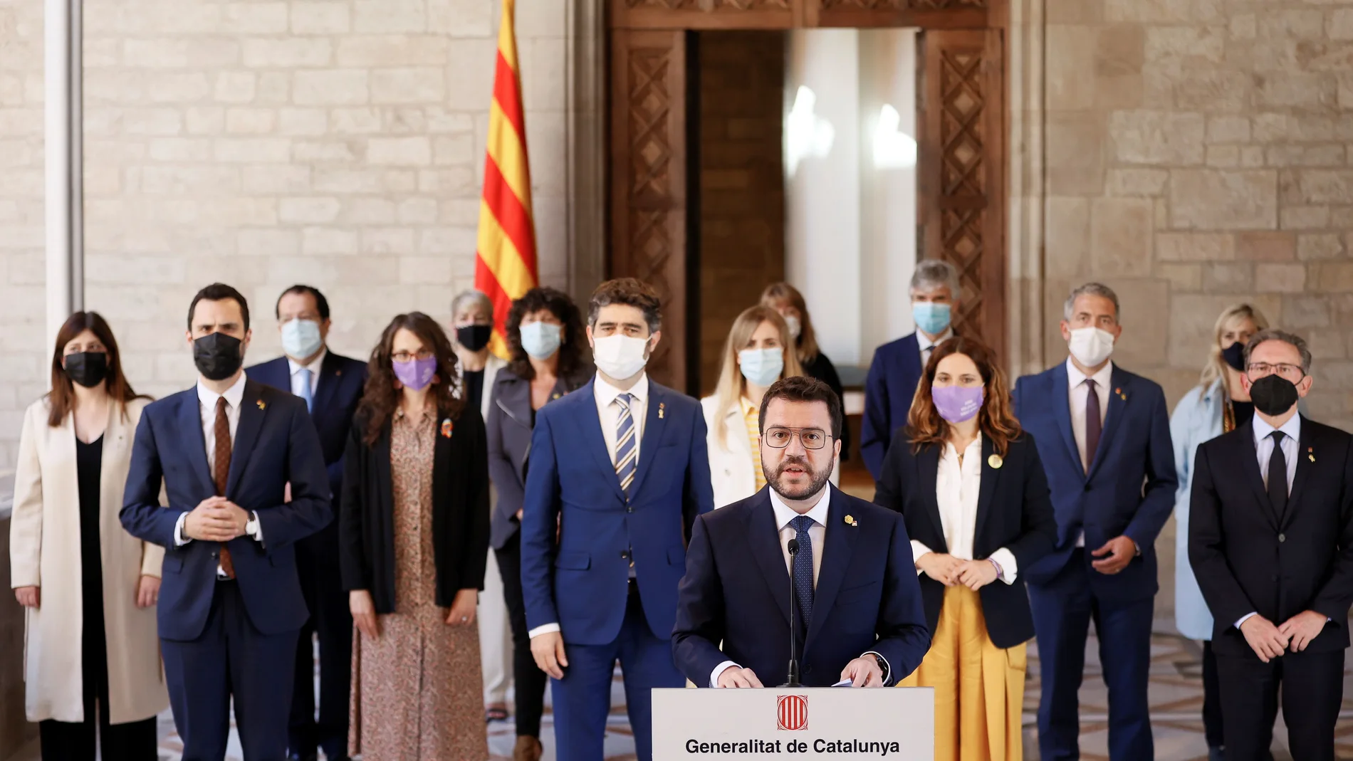 El presidente de la Generalitat, Pere Aragonès, durante la declaración institucional que ha realizado este martes acompañado de todos los consellers del Govern