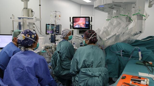 El nuevo robot Da Vinci que ha adquirido Vall d'Hebron cuenta con dos consolas y permite a dos especialistas intervenir, de forma simultánea, a un mismo paciente