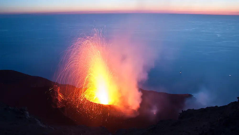 Una de las erupciones que, desde hace 2.000 años, ocurren en el volcán Stromboli cada 10 minutos.