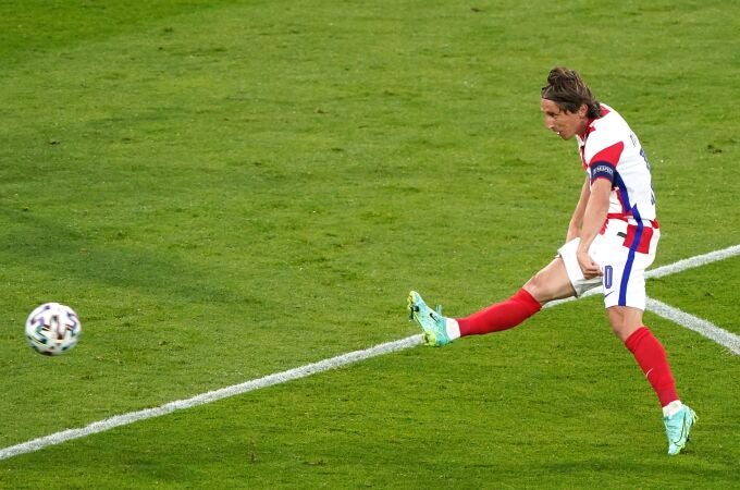 El gol con el exterior de la bota de Modric que rompió el empate en el Croacia - Escocia