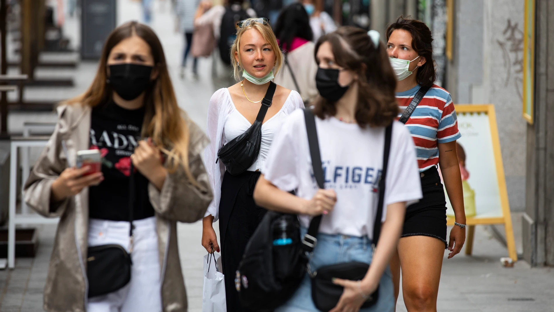 Imagen de gente con la mascarilla por Madrid