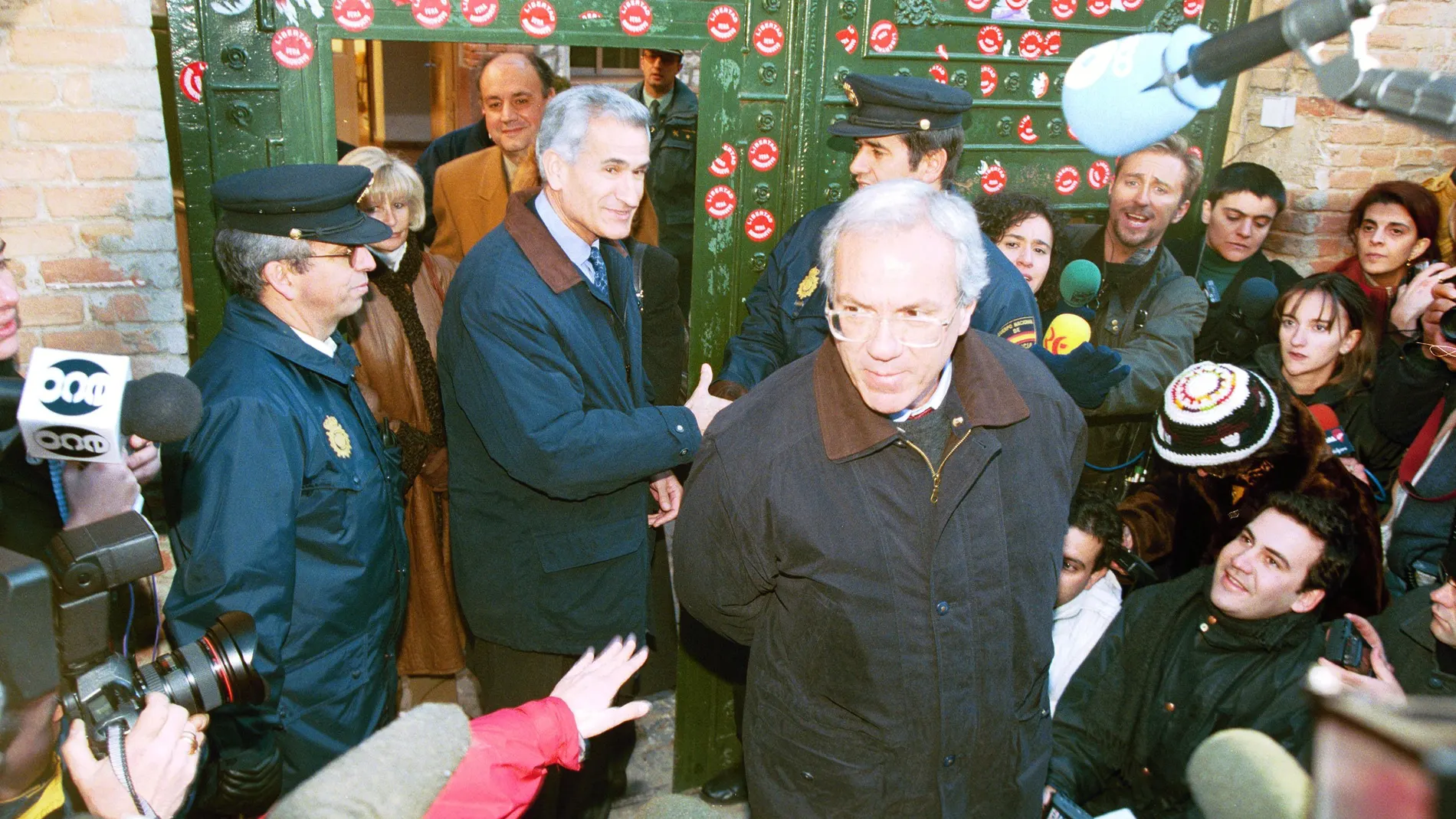 José Barrionuevo y Rafael Vera en la puerta de la cárcel de Guadalajara, en diciembre de 1998