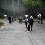 Un grupo de personas mayores realiza ejercicio en el jardín de un centro de día de personas mayores de la Comunidad de Madrid