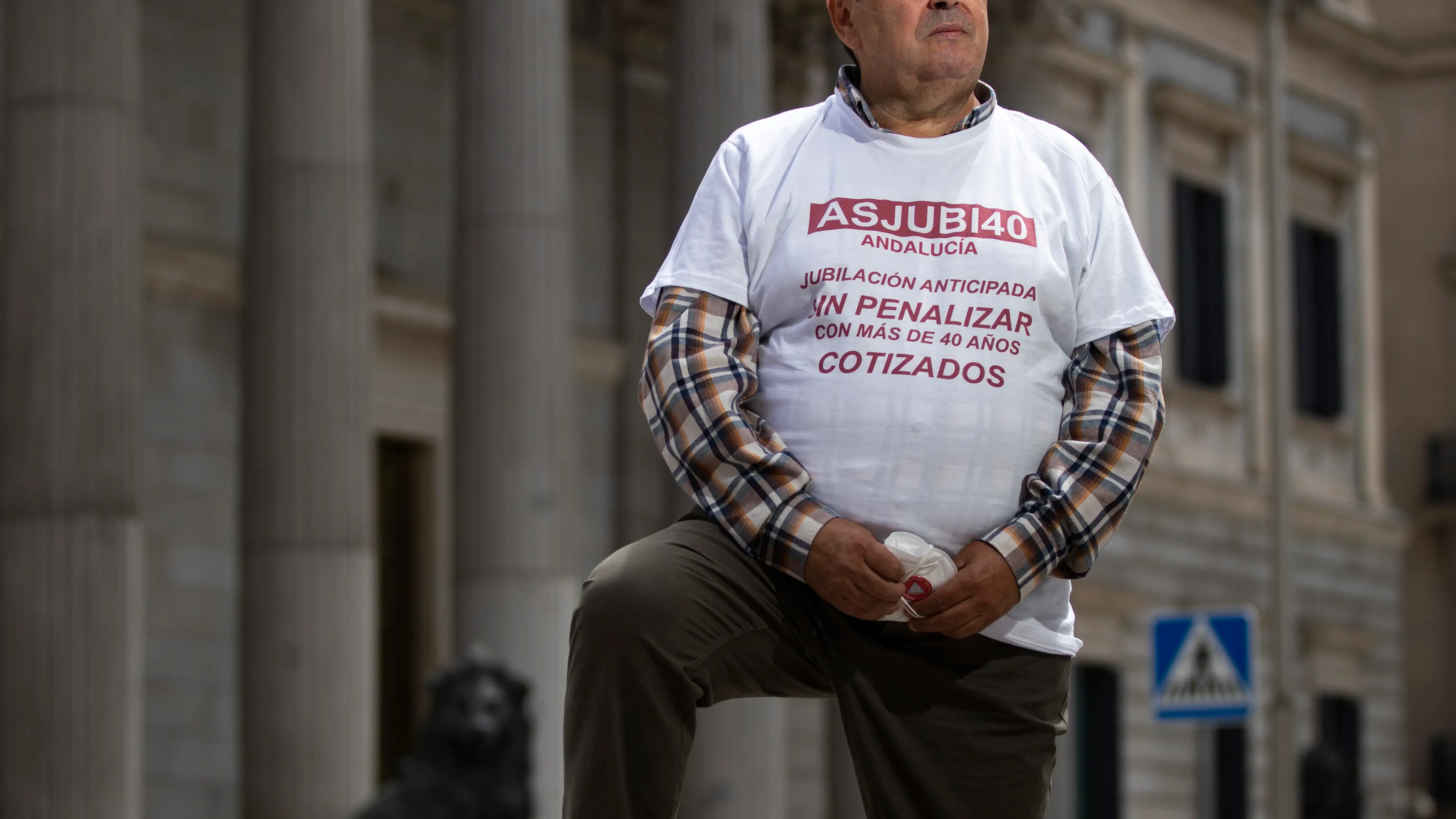 Entrevistas a jubilados frente al Congreso de los Diputados por la penalización que sufren al prejubilarse