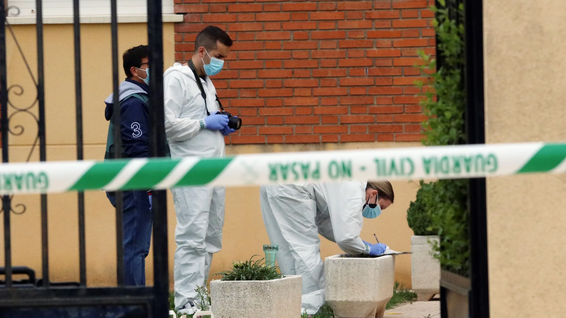 La policía científica recaba datos en el lugar donde un hombre, de 69 años de edad, ha aparecido ahorcado en Doñinos este martes tras atacar y herir a una mujer, de 34 año