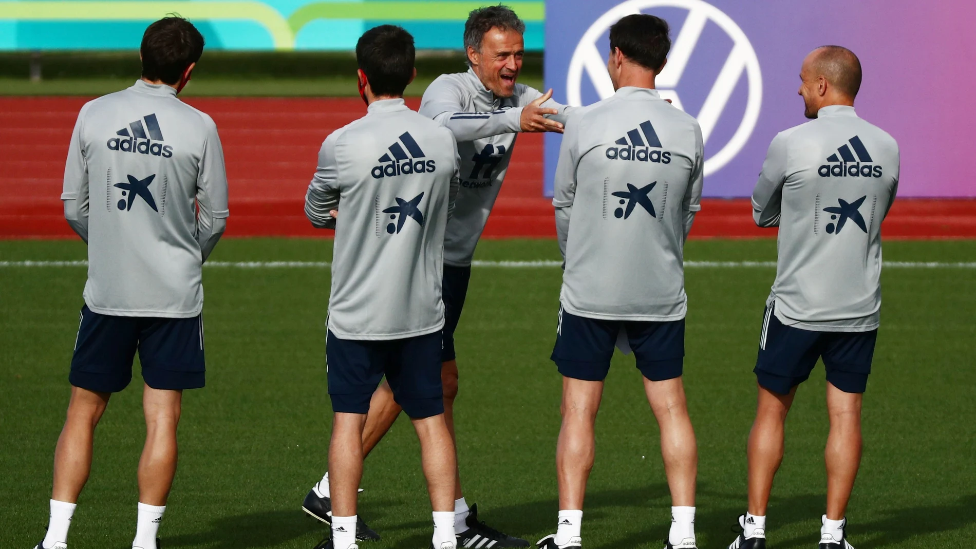 Luis Enrique bromea con sus jugadores durante un entrenamiento