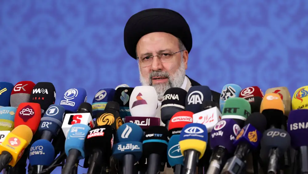 El presidente electo de Irán, Ebrahim Raisi, habla durante una rueda de prensa tras su victoria