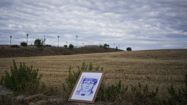 Un retrato de Carles Puigdemont en los aledaños de la cárcel de Lledoners antes de que los indultados salieran a la calle