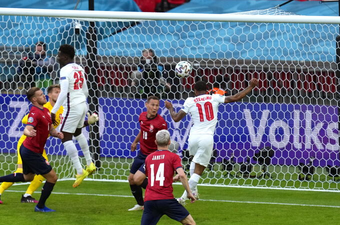 Sterling marca el gol que dio la vicforia a Inglaterra ante la República Checa