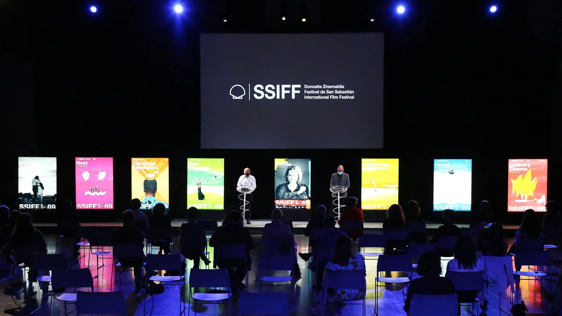 El director del Festival de Cine de San Sebastián, José Luis Rebordinos (c-i), y el director de la Filmoteca Vasca, Joxean Fernández (c-d), presentan el cartel oficial de la 69 edición