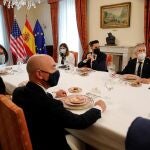 El secretario de Seguridad Nacional estadounidense, Alejandro Mayorkas (i), durante la reunión mantenida con el ministro español de Interior, Fernando Grande-Marlaska (d), en la sede del Ministerio del Interior este miércoles. EFE/Juan Carlos Hidalgo / POOL