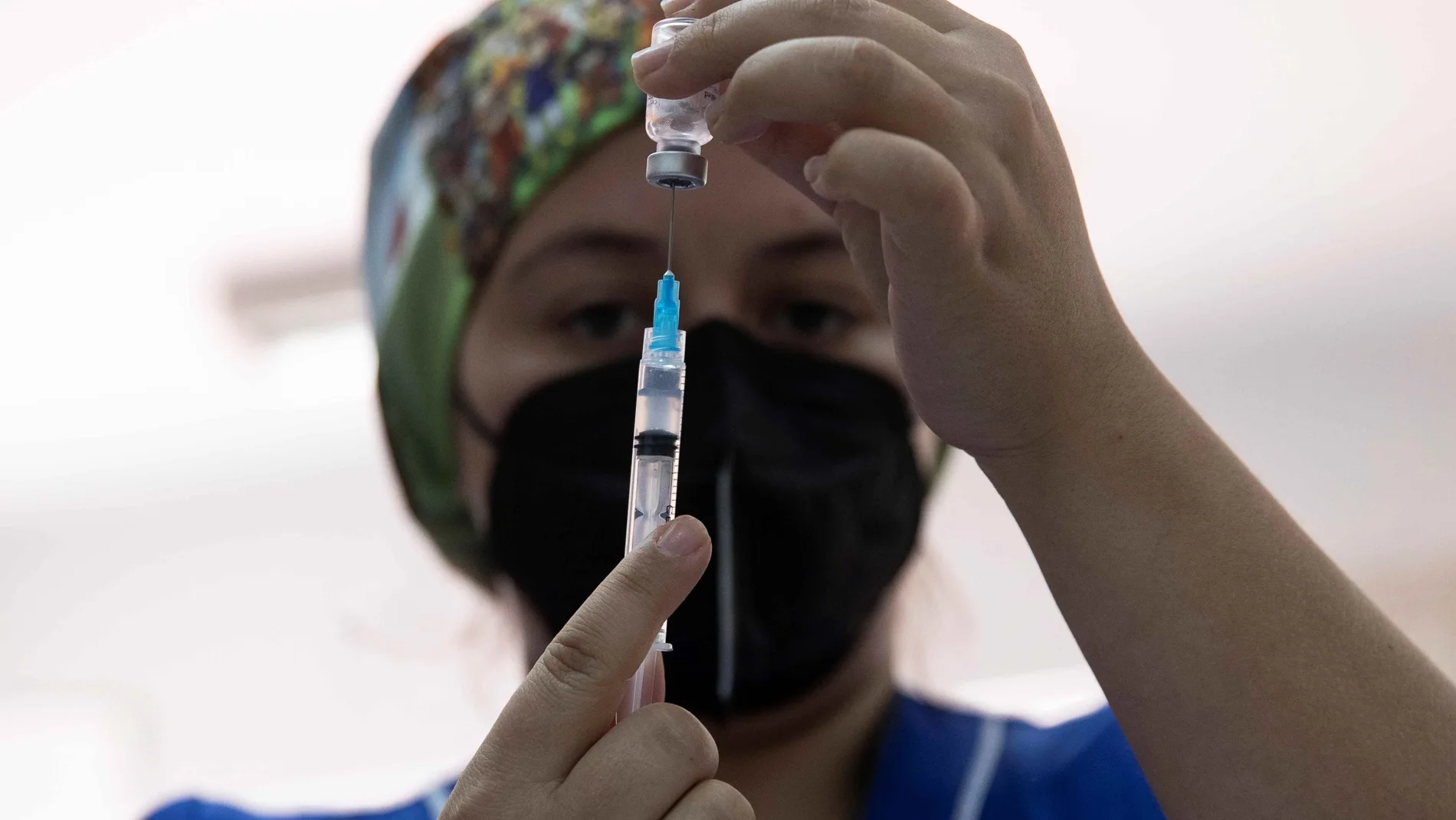 Fotografía de archivo de una enfermera preparando una dosis de la vacuna del laboratorio.