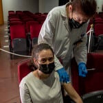Una mujer recibe la vacuna en Ceuta
