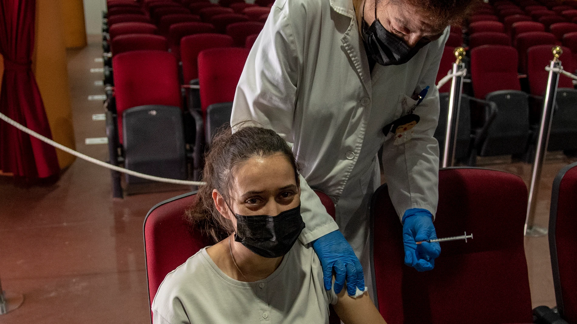 Una mujer recibe la vacuna en Ceuta