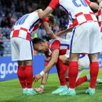 Los compañeros de Modric en Croacia le limpian la bota derecha tras marcar un gol y dar una asistencia ante Escocia