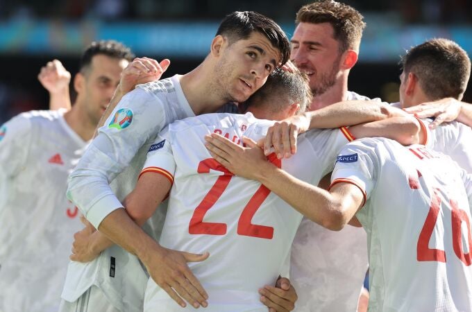 Los jugadores de la selección española celebran el primer gol a Eslovaquia