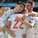 Los jugadores de la selección española celebran el primer gol a Eslovaquia