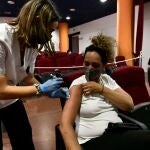 La Consejería de Sanidad del Gobierno de Ceuta comenzó durante el día de ayer a inmunizar contra el Covid-19 a las personas nacidas en el año 1991