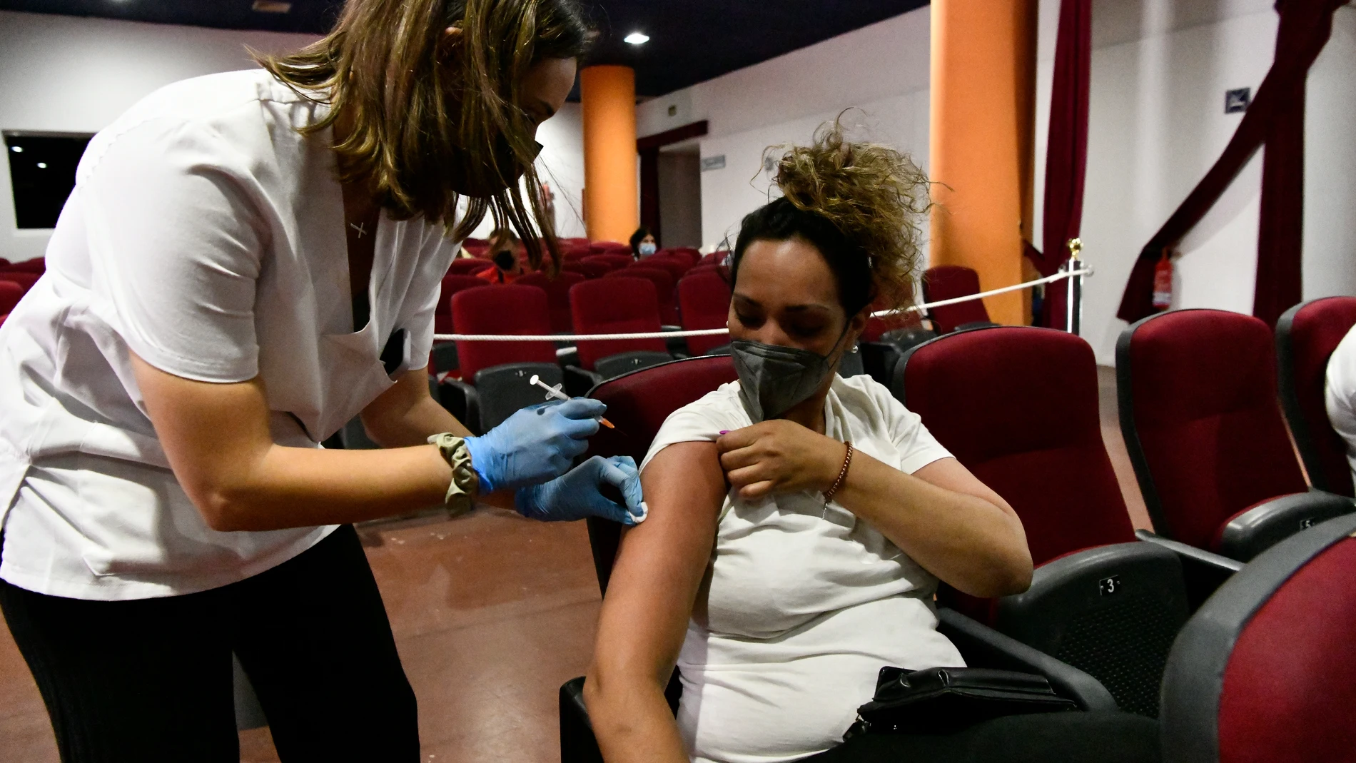 La Consejería de Sanidad del Gobierno de Ceuta comenzó durante el día de ayer a inmunizar contra el Covid-19 a las personas nacidas en el año 1991