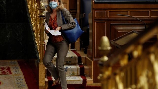La vicepresidenta segunda y ministra de Asuntos Económicos, Nadia Calviño, abandona el hemiciclo tras asistir este miércoles en la sesión de control al Gobierno, en el Congreso de los Diputados.