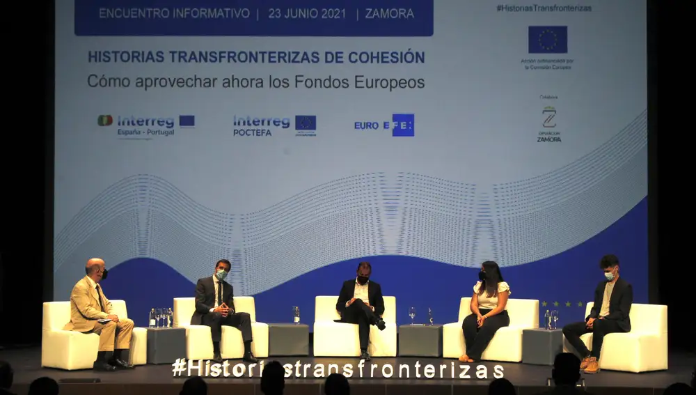 ZAMORA, 23/06/2021.- El director de información de la Agencia EFE, José Manual Sanz (i); el presidente de la Diputación de Zamora, Francisco José Requejo (c); el presidente de la Cámara Municipal de Bragança, Hermâni Dinis Venâncio Dias (2i), y los alumnos de la USAL Andrea Palos y José Luis Brito, durante su participación en el encuentro informativo "Historias Transfronterizas de Cohesión. Cómo aprovechar ahora los Fondos Europeos", este miércoles en Zamora. EFE/Mariam A. Montesinos