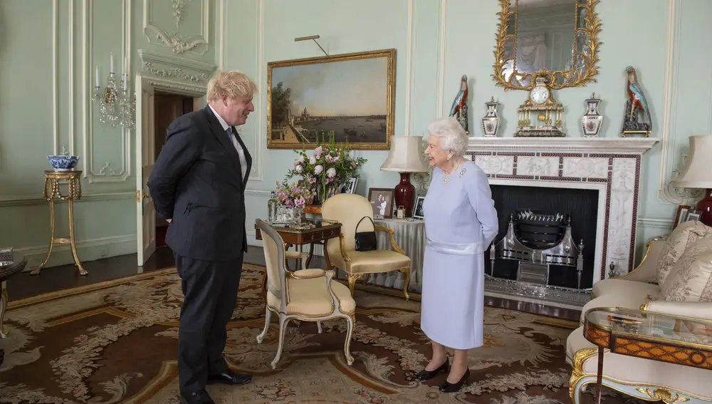 La reina Isabel II saluda al primer ministro Boris Johnson en su primera audiencia en el Palacio de Buckingham