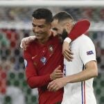 Cristiano Ronaldo y Benzema se abrazan en el Portugal-Francia de la Euro 2020