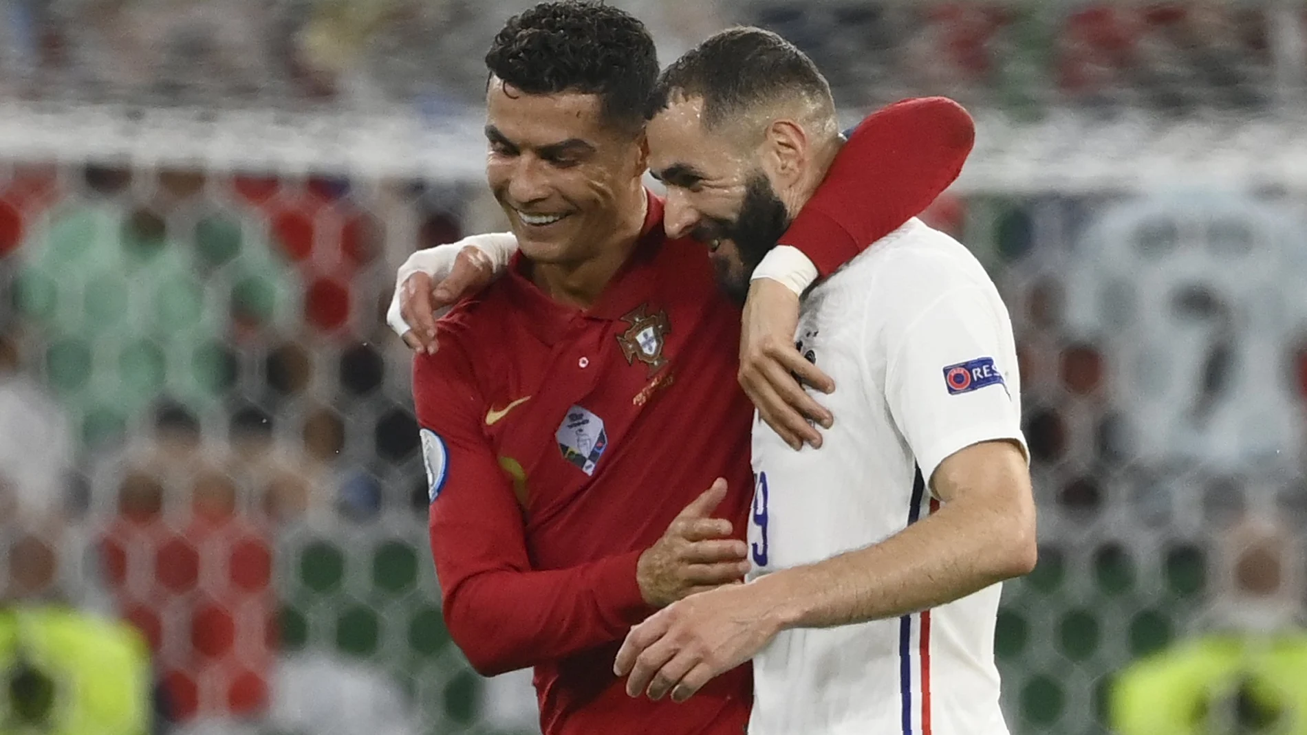 Cristiano Ronaldo y Benzema se abrazan en el Portugal-Francia de la Euro 2020
