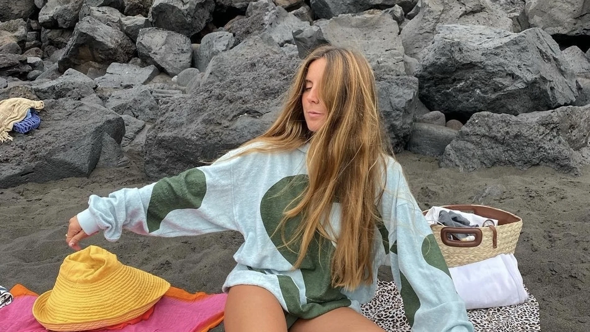 Elisa Serrano en la playa/Instagram @elisaserranot