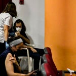 Un hombre es vacunado contra la covid el miércoles pasado en Ceuta, donde se inocula ya a las personas nacidas en el año 1991